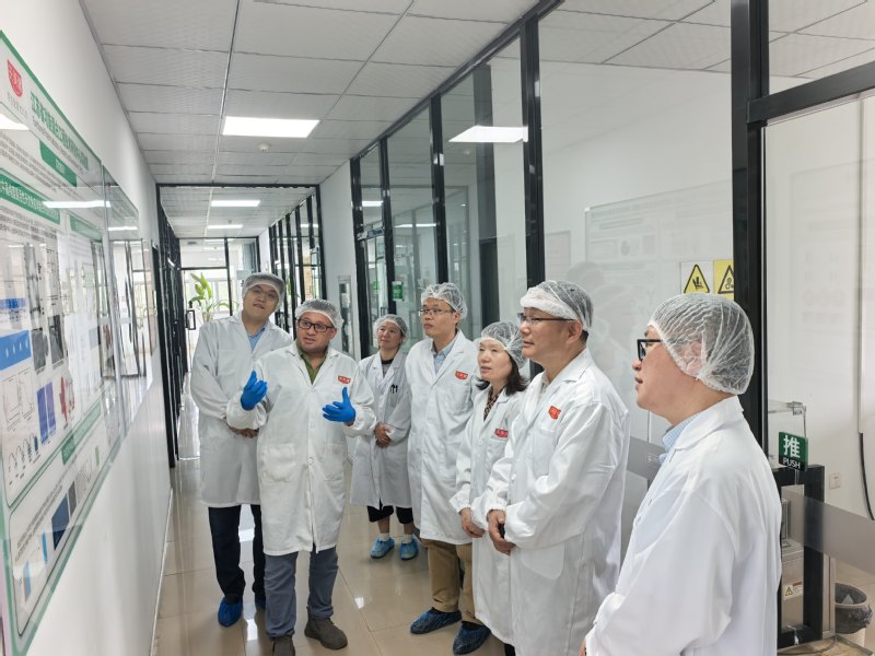 校领导带队开展访企拓岗并看望校...